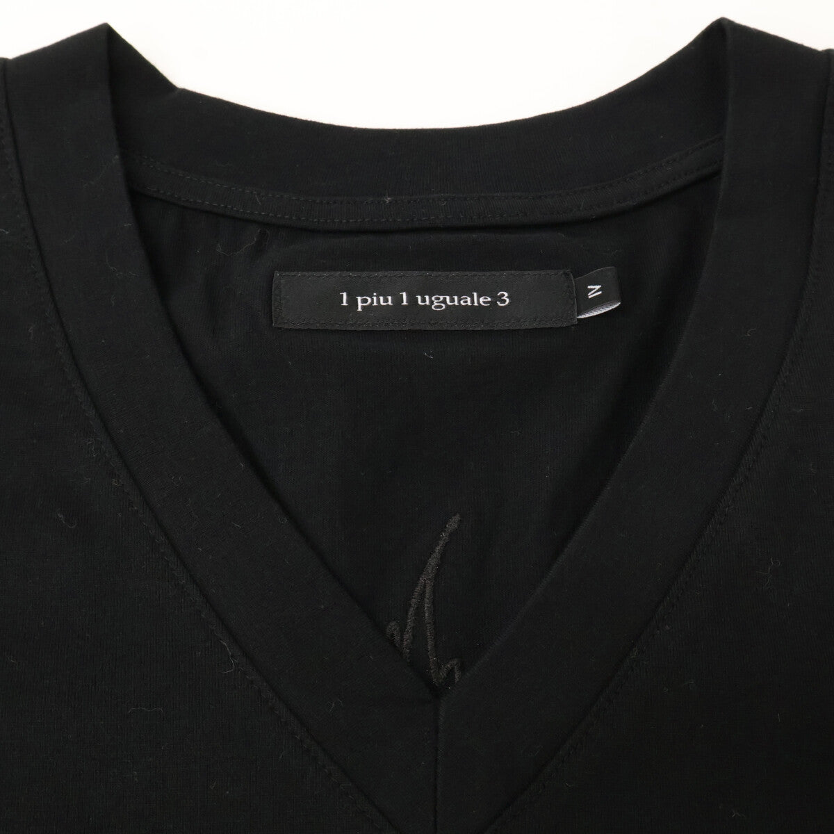1PIU1UGUALE3 Uno Piu Uno Uguale Tre MRT289 Black BACK LEAF V-NECK TEE V-Neck T-Shirt Top
