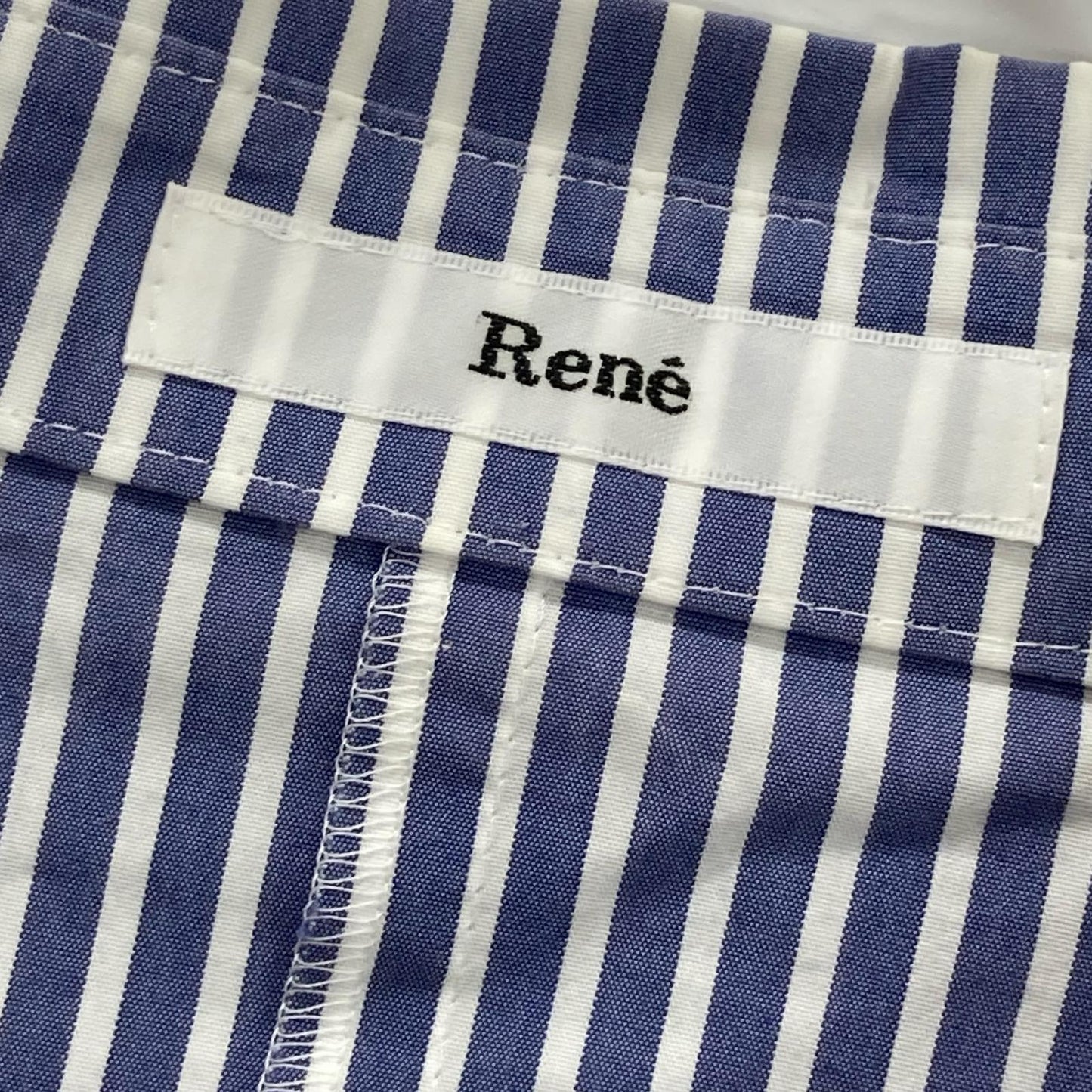 Rene ルネ ﾌﾞﾙｰ×ﾎﾜｲﾄ ｽﾄﾗｲﾌﾟ ﾊﾟｰﾙﾎﾞﾀﾝ ﾉｰｽﾘｰﾌﾞﾜﾝﾋﾟｰｽ ワンピース 36