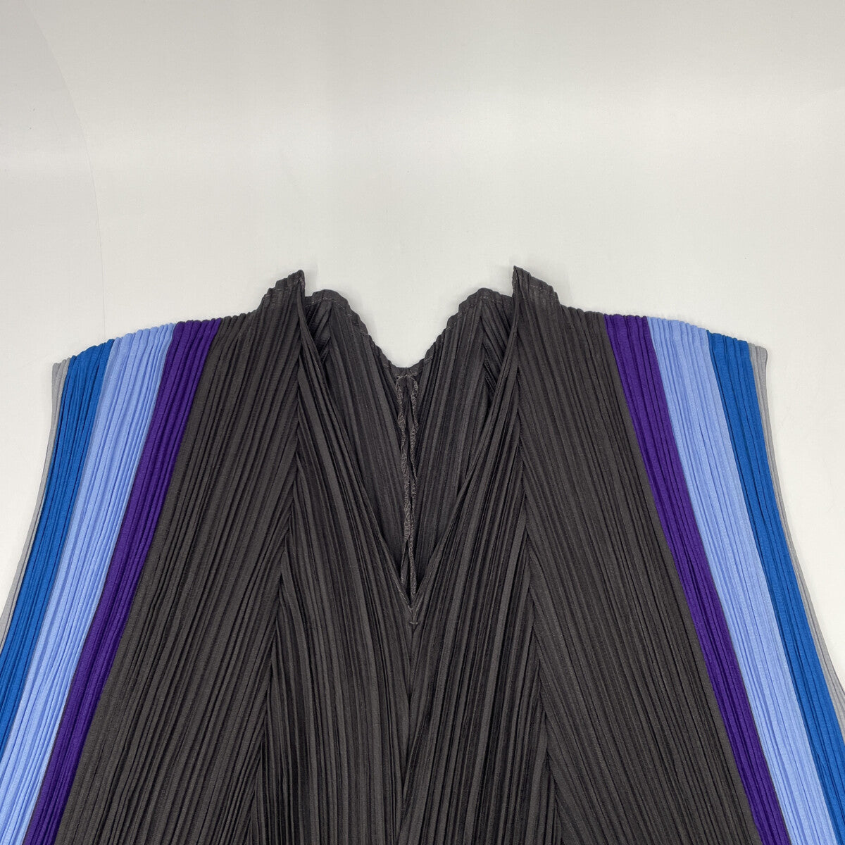 PLEATS PLEASE PP23-JJ681 Dark Brown x Blue x Purple V-Neck Sleeveless Pleated Top