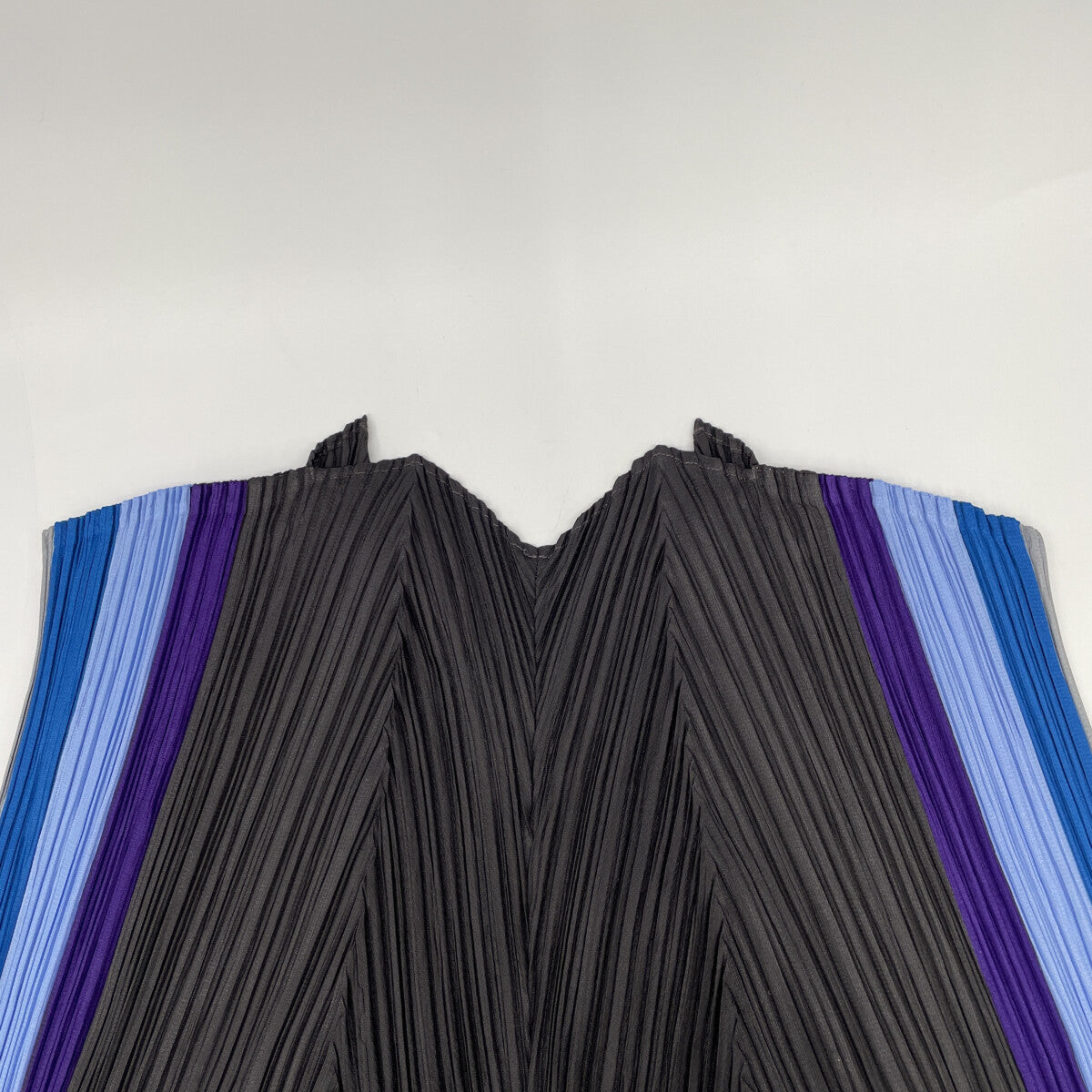 PLEATS PLEASE PP23-JJ681 Dark Brown x Blue x Purple V-Neck Sleeveless Pleated Top
