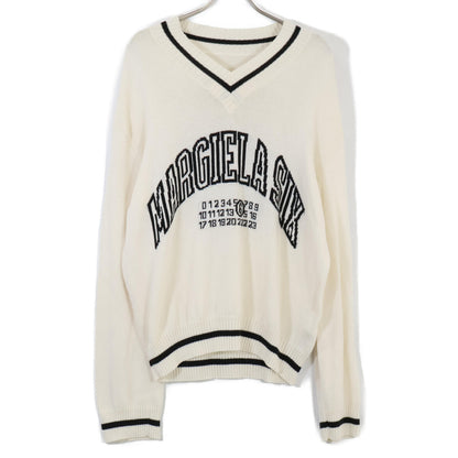 MM6 Maison Margiela 25SS SH0HN0002 White Logo Design V-Neck Pullover Knit Top