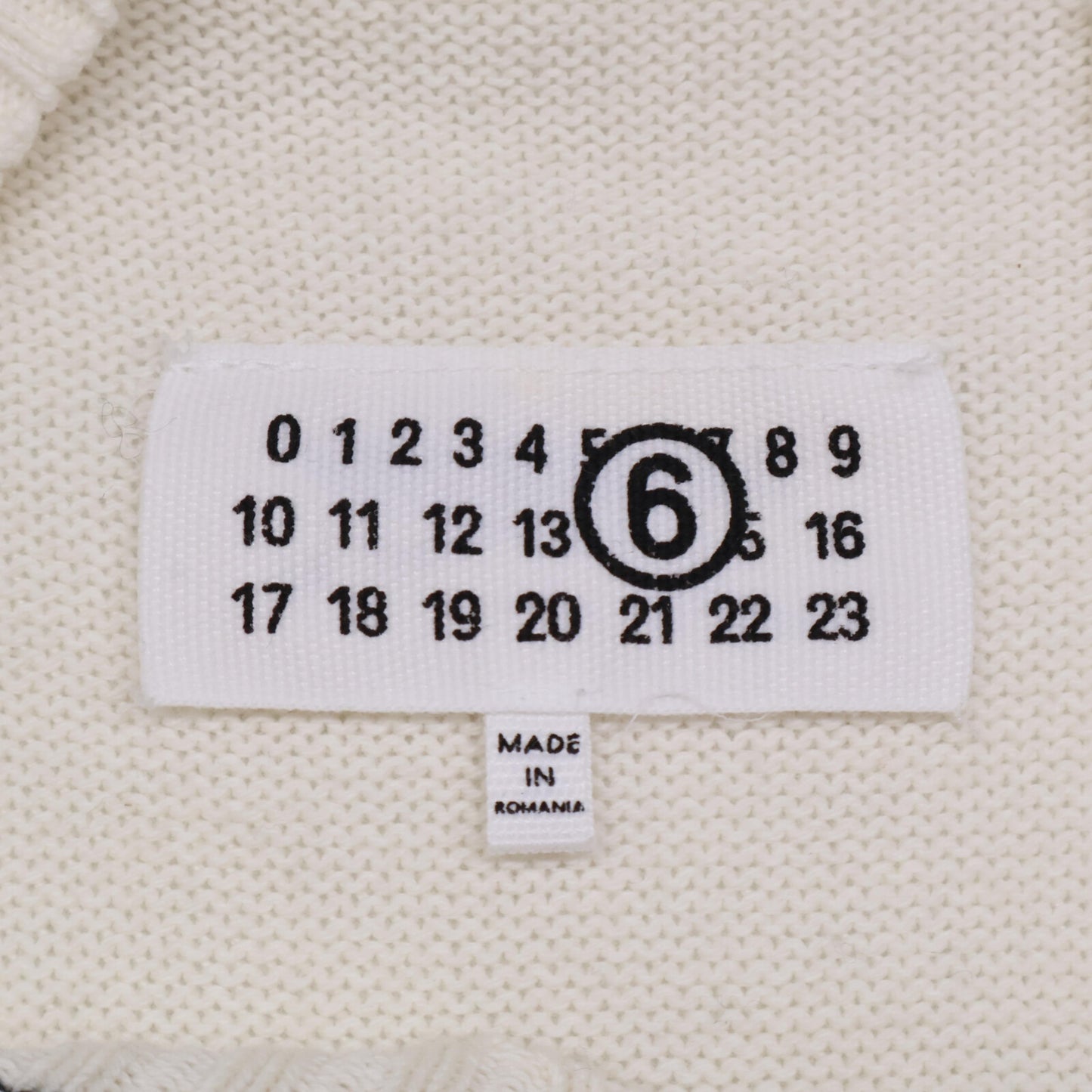 MM6 Maison Margiela 25SS SH0HN0002 White Logo Design V-Neck Pullover Knit Top