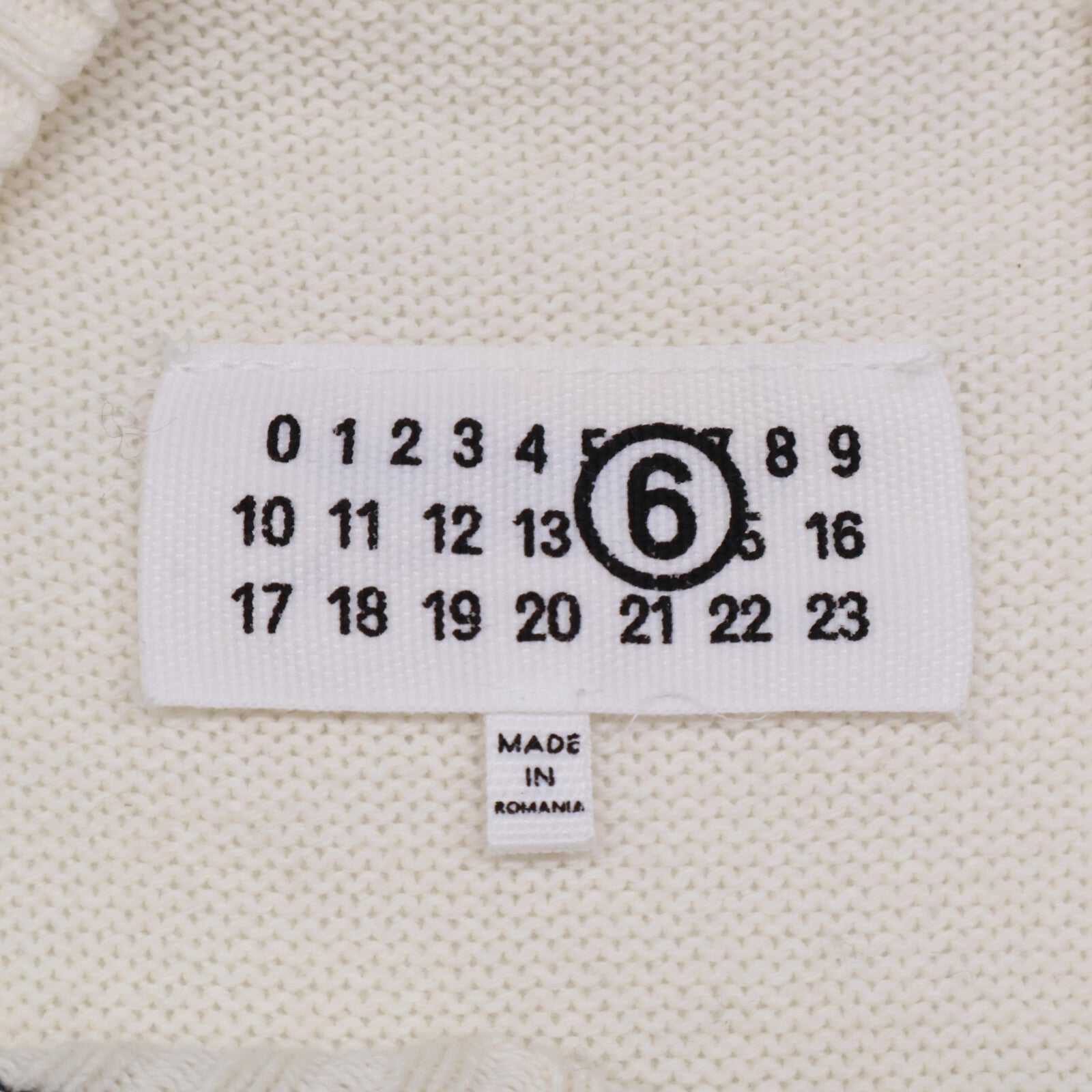 MM6 Maison Margiela 25SS SH0HN0002 White Logo Design V-Neck Pullover Knit Top