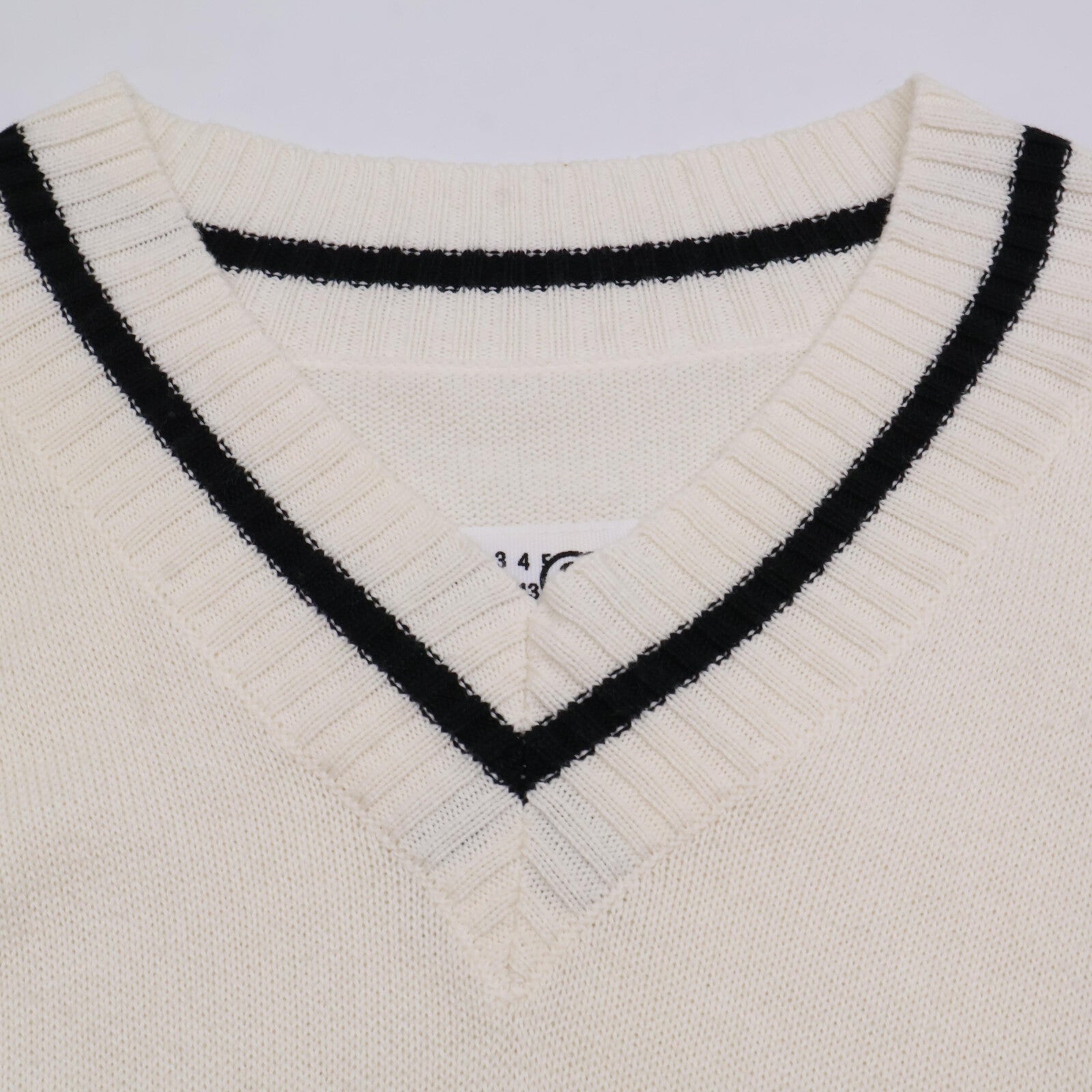 MM6 Maison Margiela 25SS SH0HN0002 White Logo Design V-Neck Pullover Knit Top