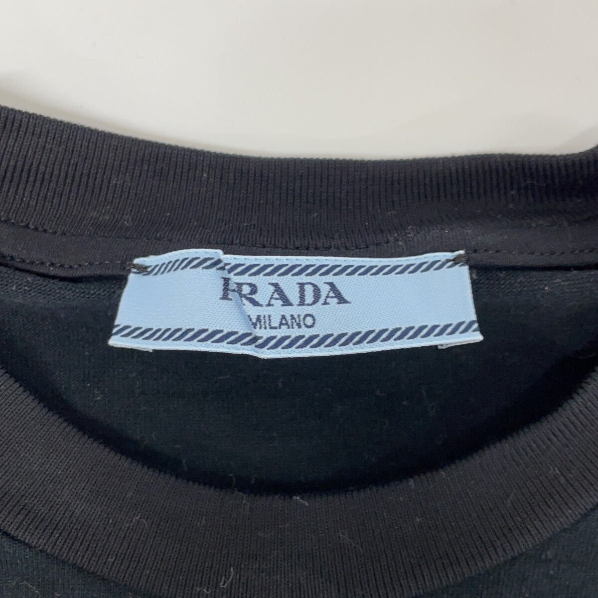 PRADA 普拉达 135698 21年 黑色 Re Nylon 拼接尼龙袖 三角徽标 T恤 上衣