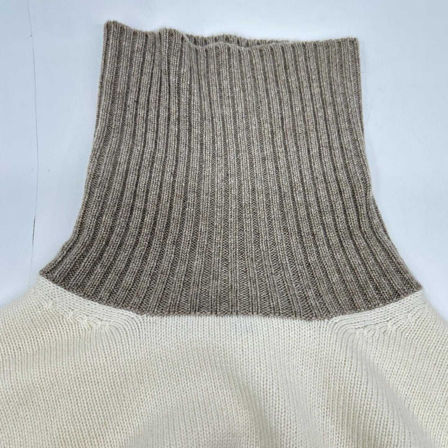 Loro Piana ロロピアーナ FAL2867 ｱｲﾎﾞﾘｰ×ﾌﾞﾗｳﾝ×ｸﾞﾚｰ ﾍﾞﾋﾞｰｶｼﾐﾔ ﾊｲﾈｯｸ ﾆｯﾄﾌﾟﾙｵｰﾊﾞｰ トップス 40