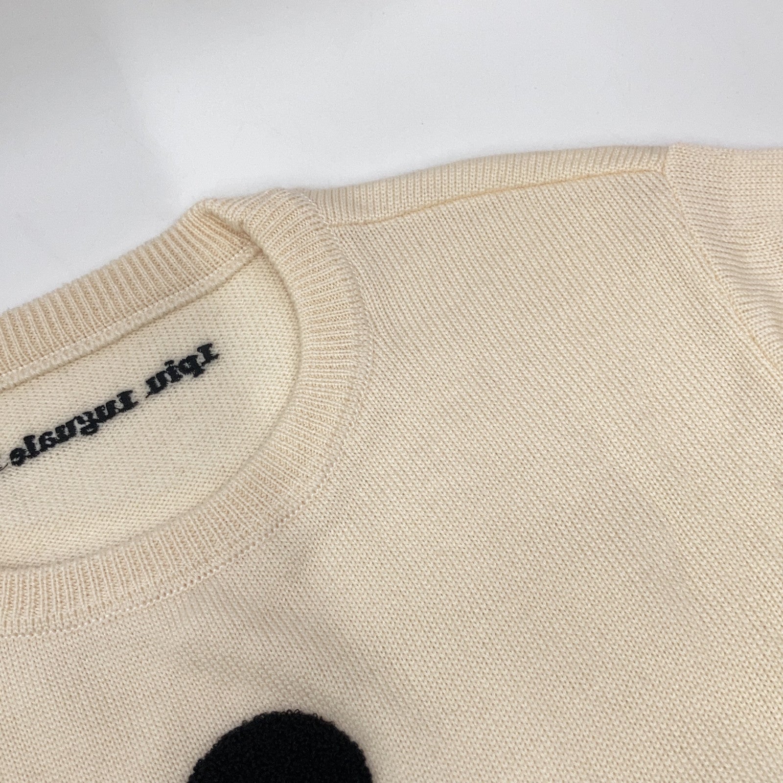 1piu1uguale3 ウノピゥウノウグァーレトレ 【×DISNEY】MRK220-WOL102 オフホワイト MICKEY MOUSE SWEATER ミッキーマウスニット トップス