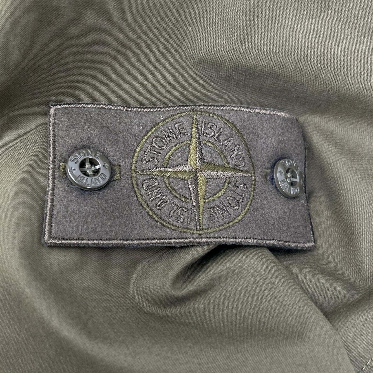 STONE ISLAND STONE ISLAND 23SS 7815437F1 GHOST PIECE 卡其色标志纽扣 O-VENTILE 凡戴尔棉夹克 夹克