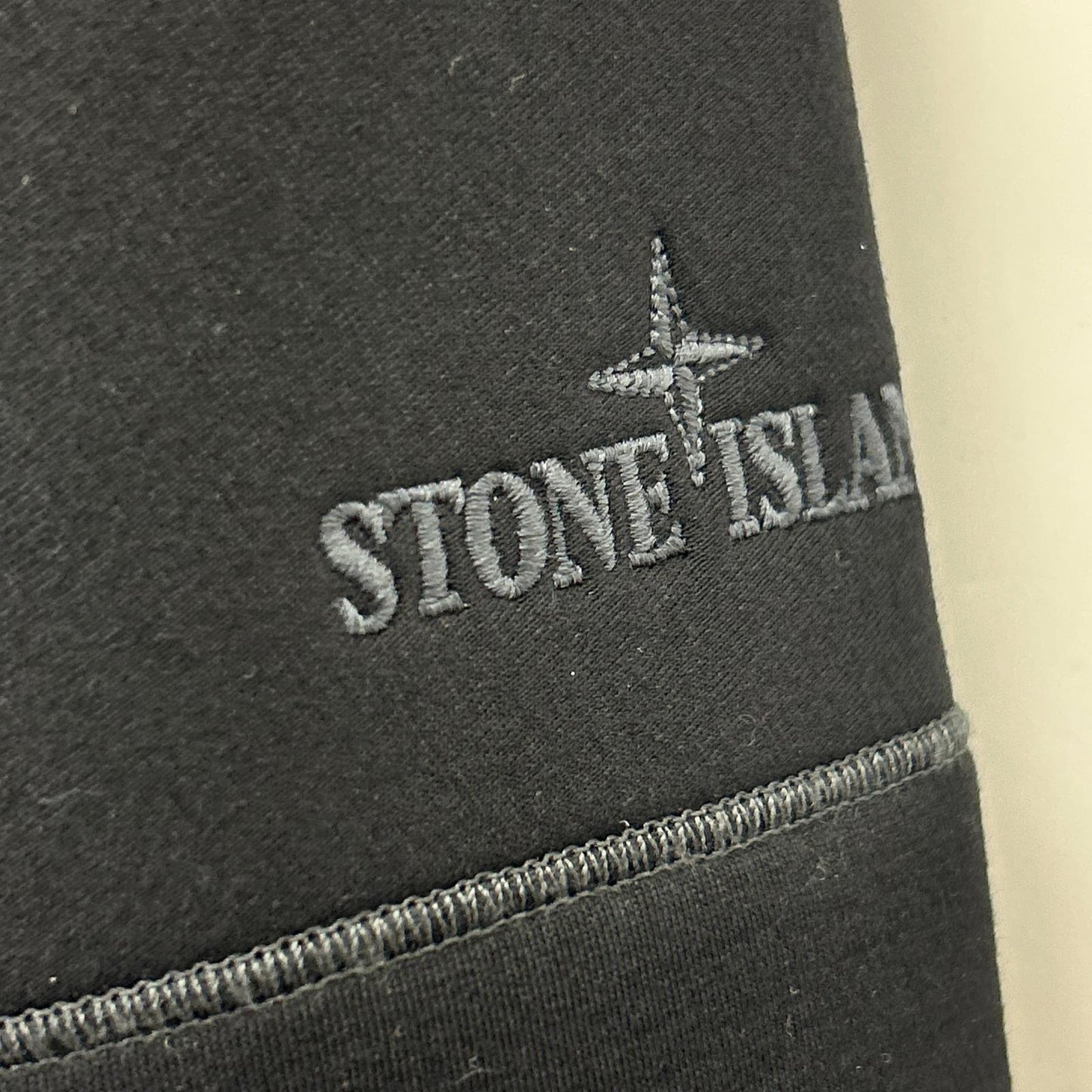 STONE ISLAND ストーンアイランド 23SS K2S156100031 S0213 ブラック レーヨン ロゴ刺繍 ドローコードジップフーディ トップス
