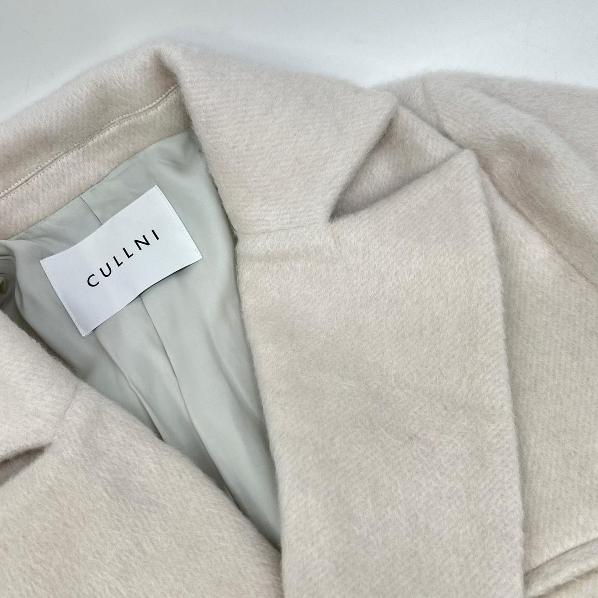CULLNI 克鲁尼 24-AW-047C 白色 马海毛混纺毛绒立领半大衣