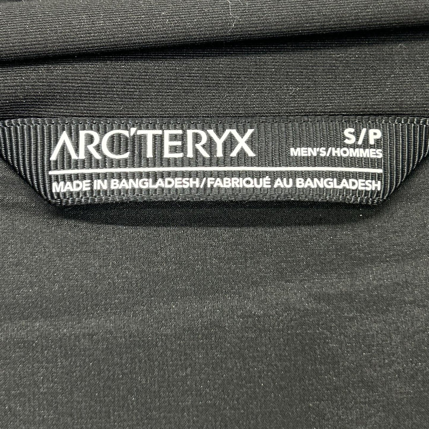 ARC'TERYX アークテリクス 22年製 ﾌﾞﾗｯｸ ATOM AR HOODY ｼﾞｬｹｯﾄ ジャケット S メンズ