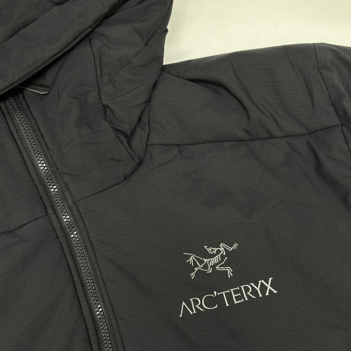ARC'TERYX アークテリクス 22年製 ﾌﾞﾗｯｸ ATOM AR HOODY ｼﾞｬｹｯﾄ ジャケット S メンズ