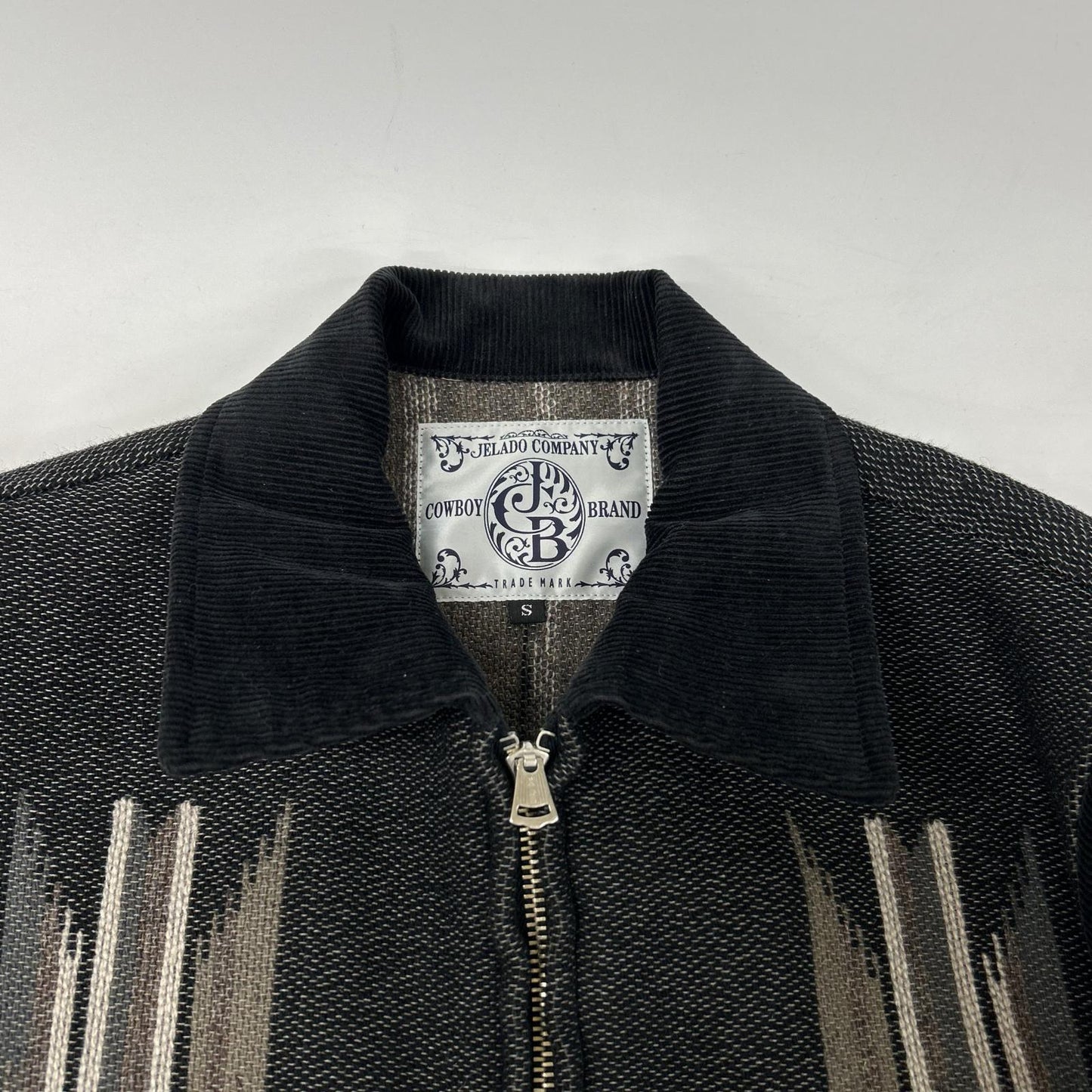 JELADO ジェラード 美品 CB71427 ｽﾓｰｸﾌﾞﾗｯｸ BASIC COLLECTION Sitting Bull/ｼｯﾃｨﾝｸﾞﾌﾞﾙ ﾁﾏﾖｼﾞｬｹｯﾄ ジャケット S