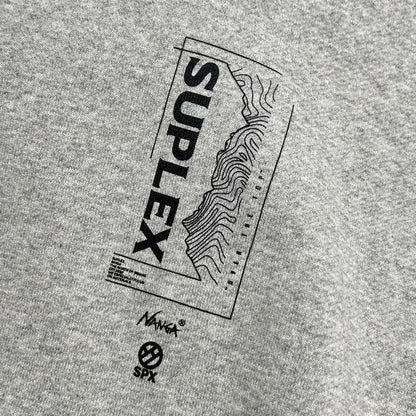 NANGA ナンガ 【×SUPLEX】NAG-F24-SUPLEX-CS02 グレー プリントパーカフーディ トップス