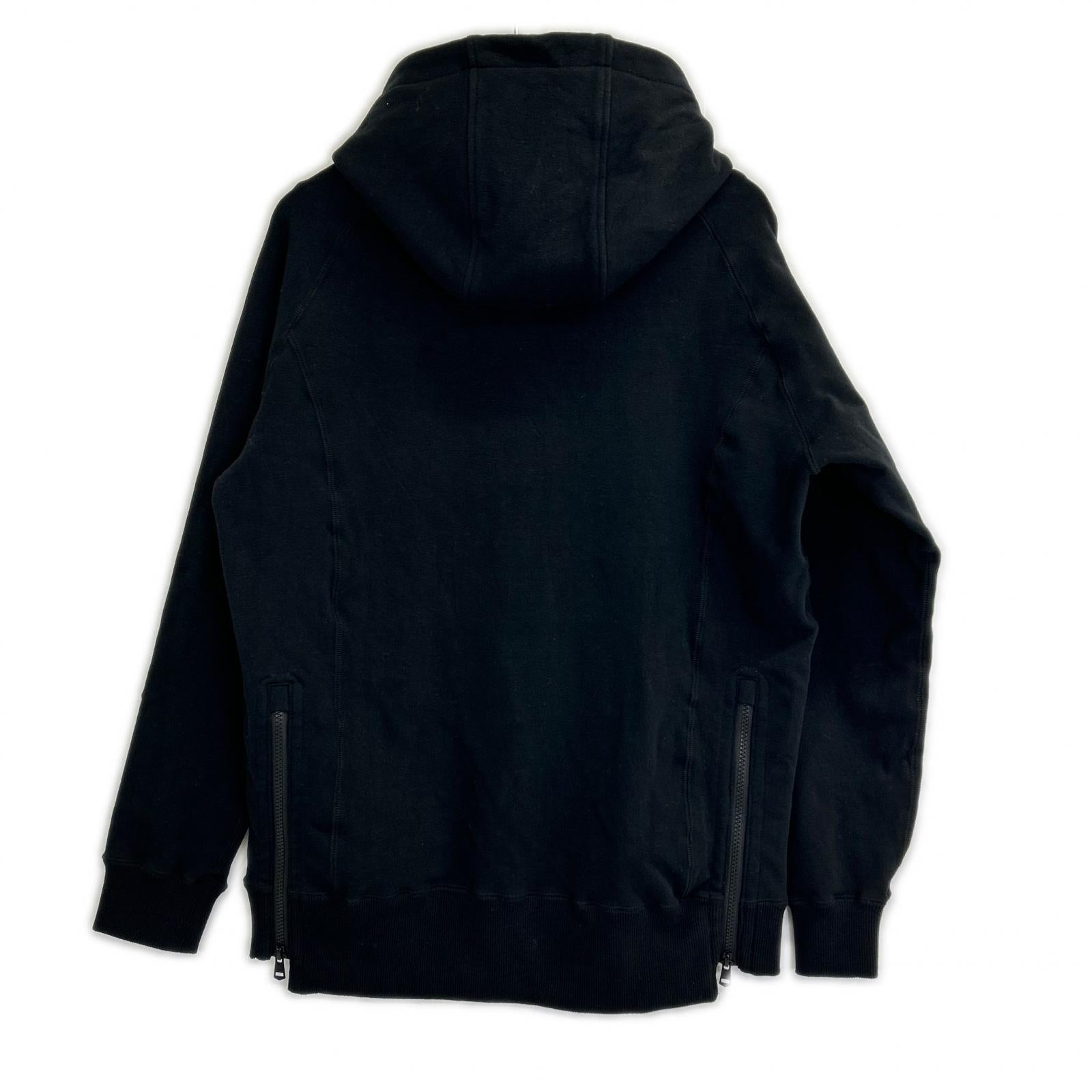 1piu1uguale3 ウノピゥウノウグァーレトレ 【SPORT】CM055-MN01 ブラック CLASSIC SWEAT SIDE ZIP PO PARKA サイドジップパーカフーディ トップス