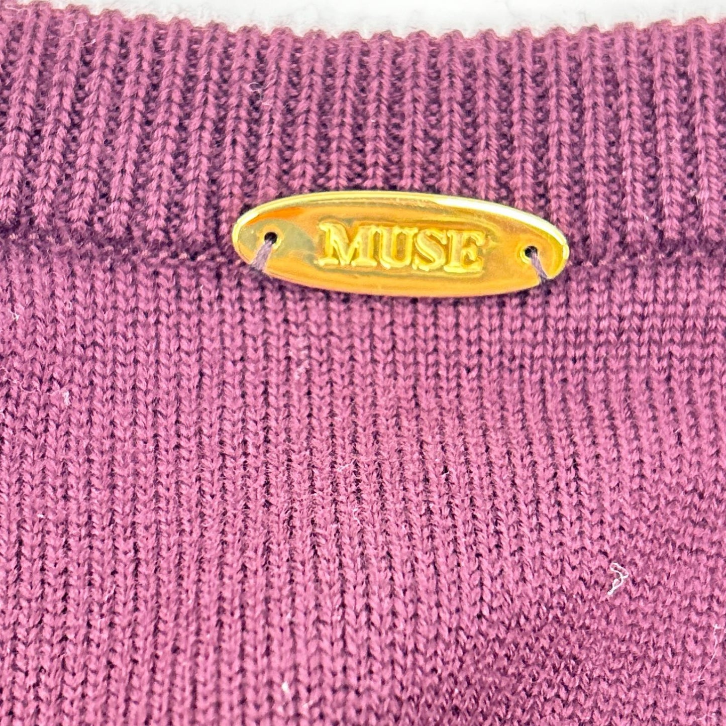 MUSE ミューズ 24-080-500-4040 ボルドー ウール ロゴプレート クルーネック ロングスリーブニットプルオーバー トップス