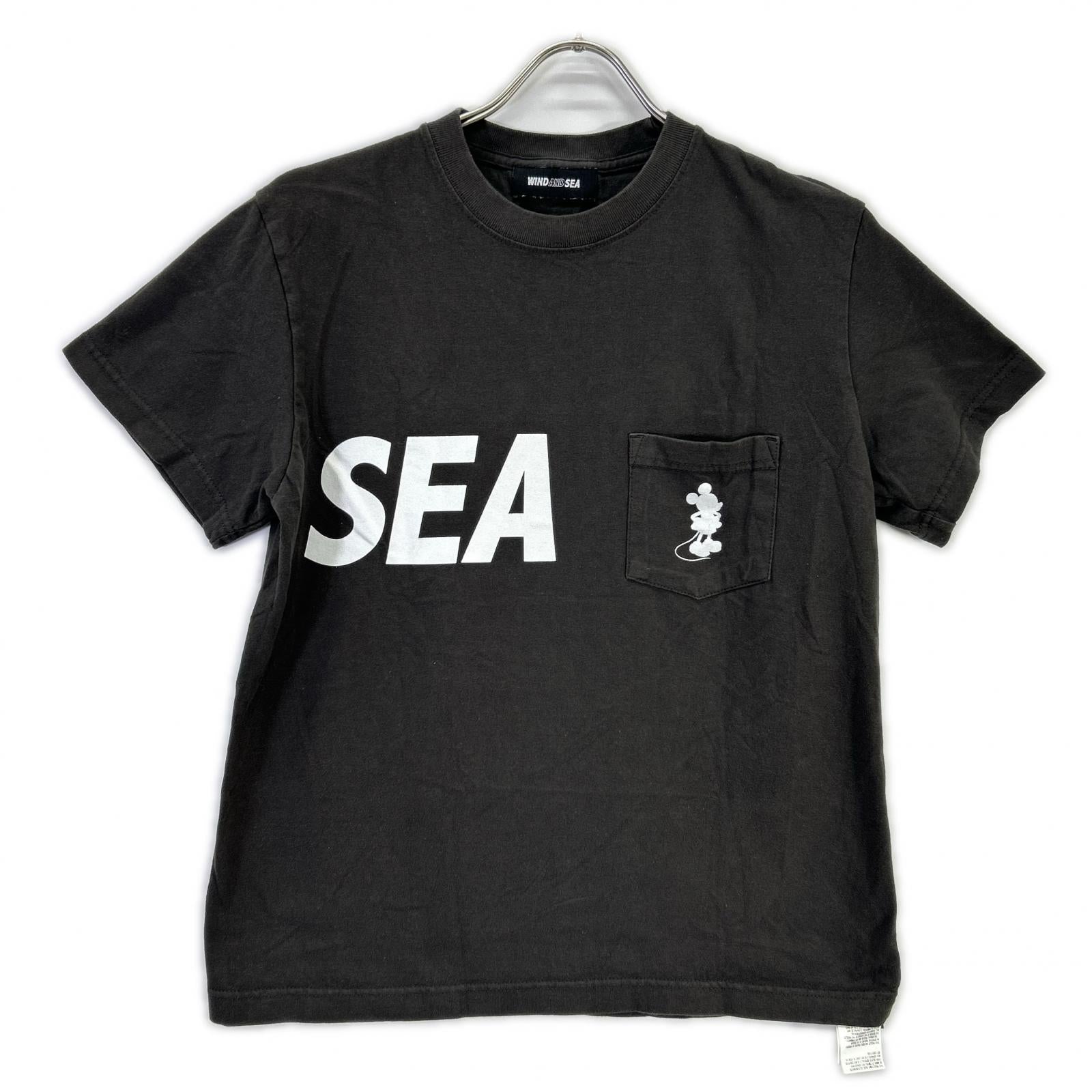 WIND AND SEA ウィンダンシ― ×Disney WDS-C-DSNY-25-Q4-01 ダークグレー ミッキーシルエット POCKET S/S TEE トップス