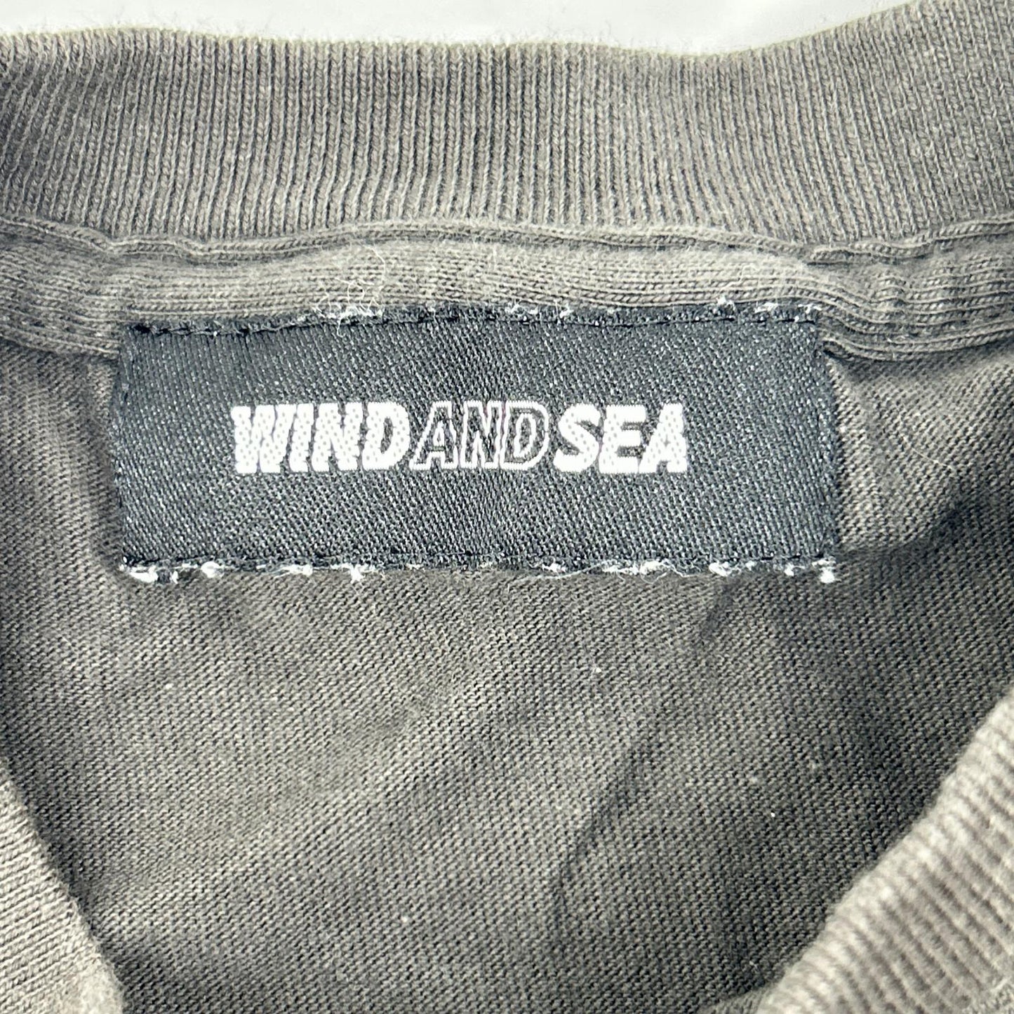 WIND AND SEA ウィンダンシ― ×Disney WDS-C-DSNY-25-Q4-01 ダークグレー ミッキーシルエット POCKET S/S TEE トップス