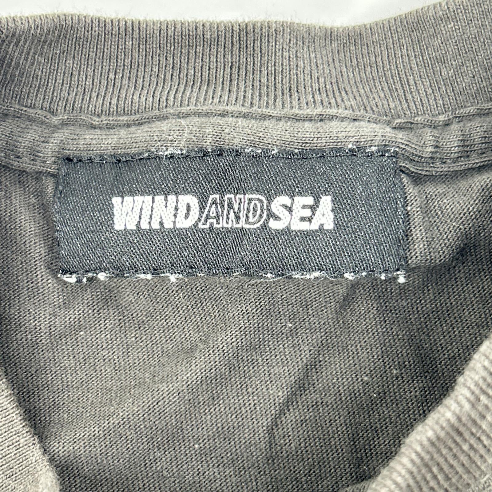WIND AND SEA ウィンダンシ― ×Disney WDS-C-DSNY-25-Q4-01 ダークグレー ミッキーシルエット POCKET S/S TEE トップス