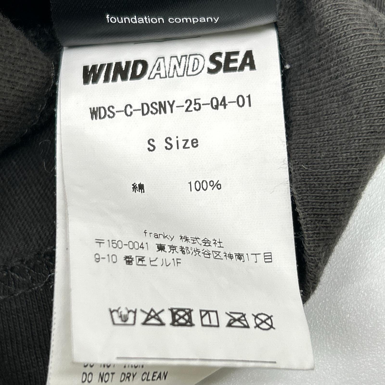 WIND AND SEA ウィンダンシ― ×Disney WDS-C-DSNY-25-Q4-01 ダークグレー ミッキーシルエット POCKET S/S TEE トップス