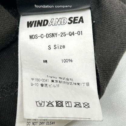 WIND AND SEA ウィンダンシ― ×Disney WDS-C-DSNY-25-Q4-01 ダークグレー ミッキーシルエット POCKET S/S TEE トップス
