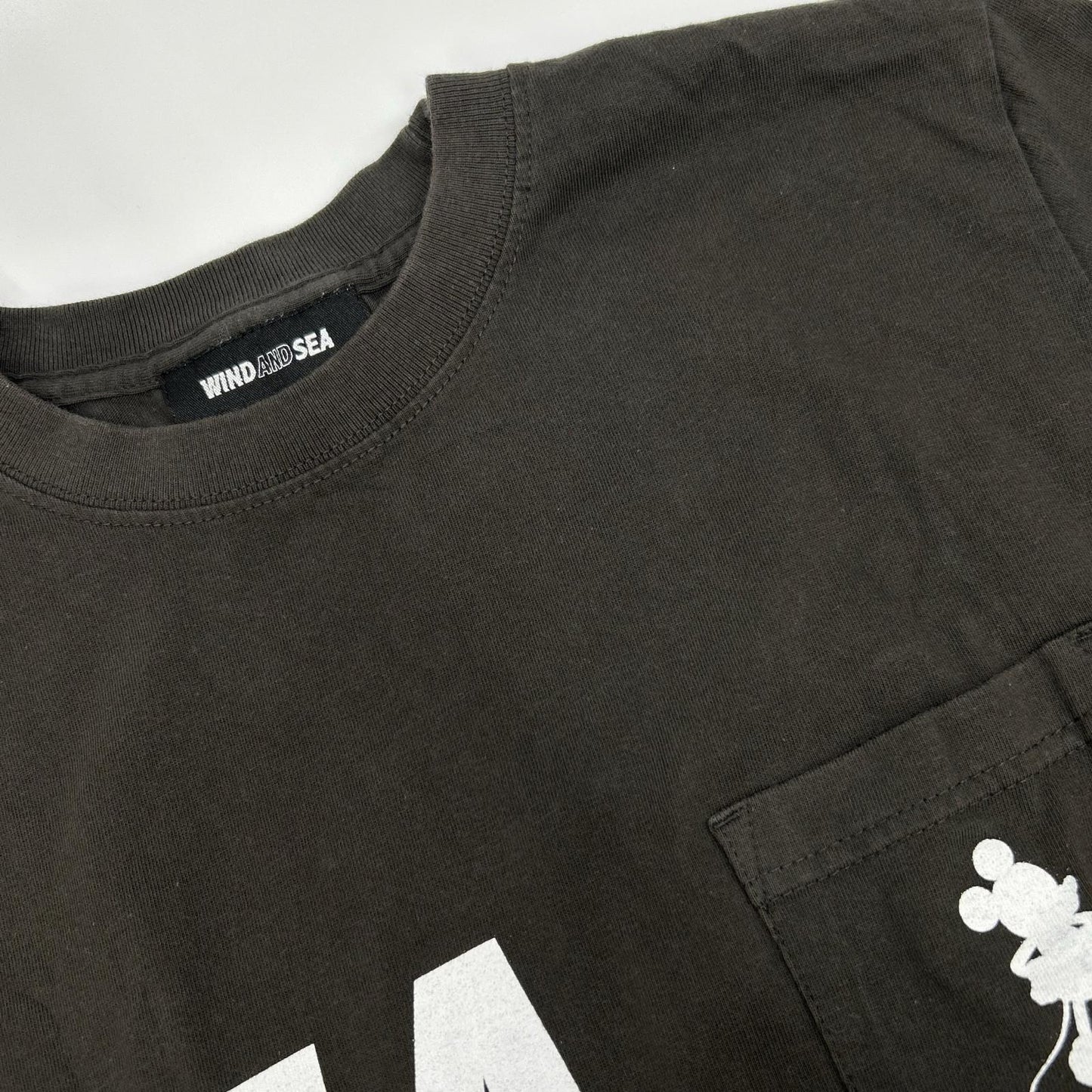 WIND AND SEA ウィンダンシ― ×Disney WDS-C-DSNY-25-Q4-01 ダークグレー ミッキーシルエット POCKET S/S TEE トップス