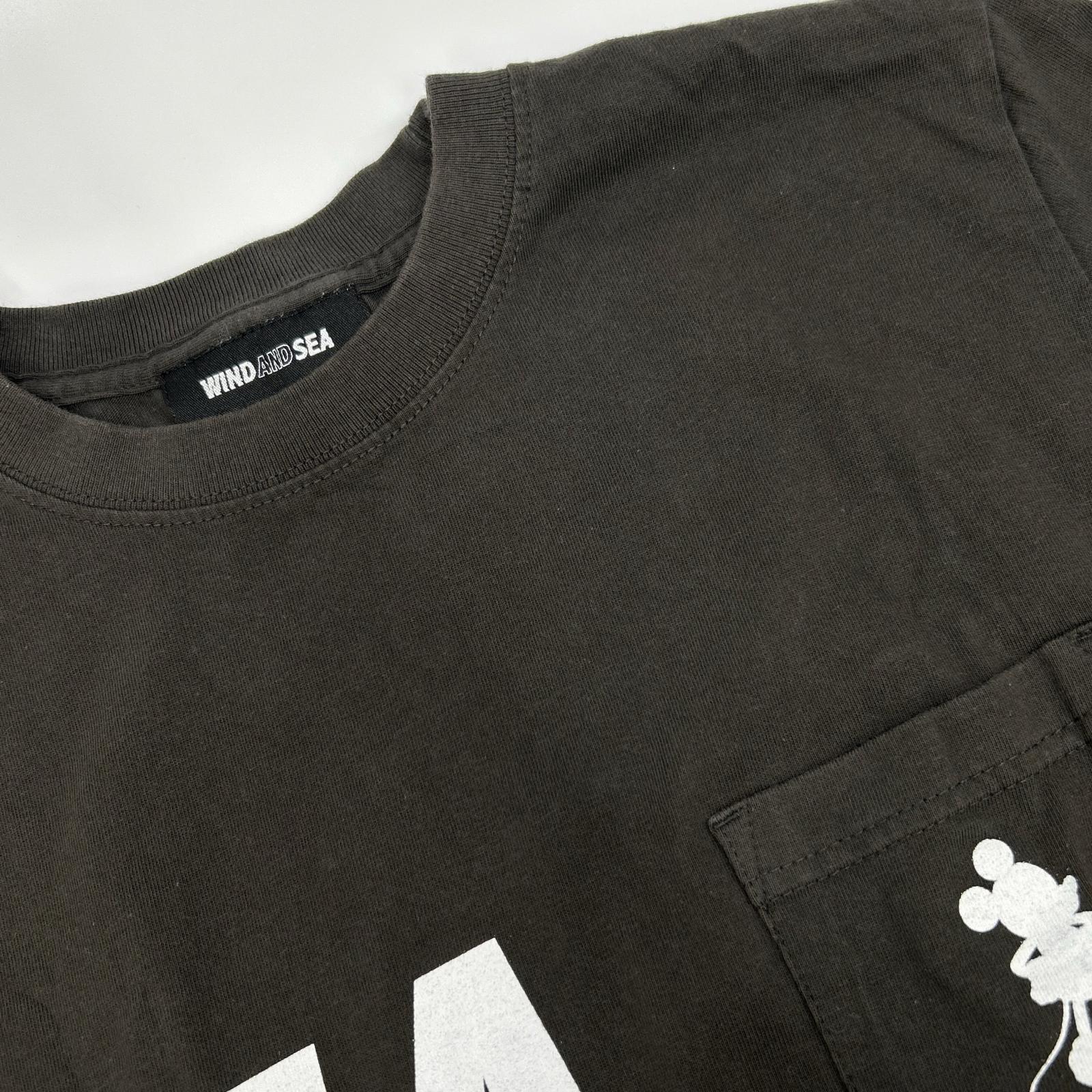 WIND AND SEA ウィンダンシ― ×Disney WDS-C-DSNY-25-Q4-01 ダークグレー ミッキーシルエット POCKET S/S TEE トップス