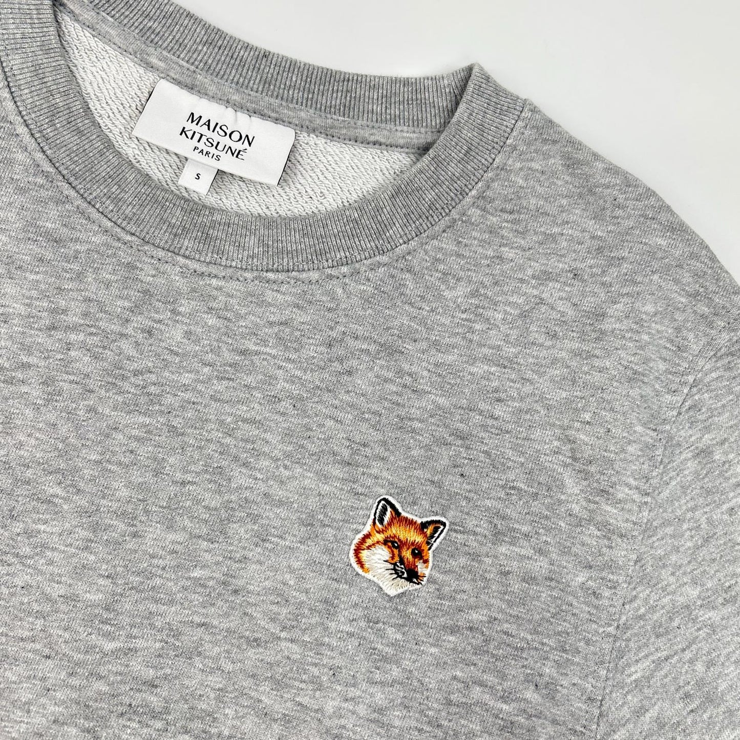 MAISON KITSUNE メゾンキツネ グレー フォックスヘッドパッチスウェット トップス