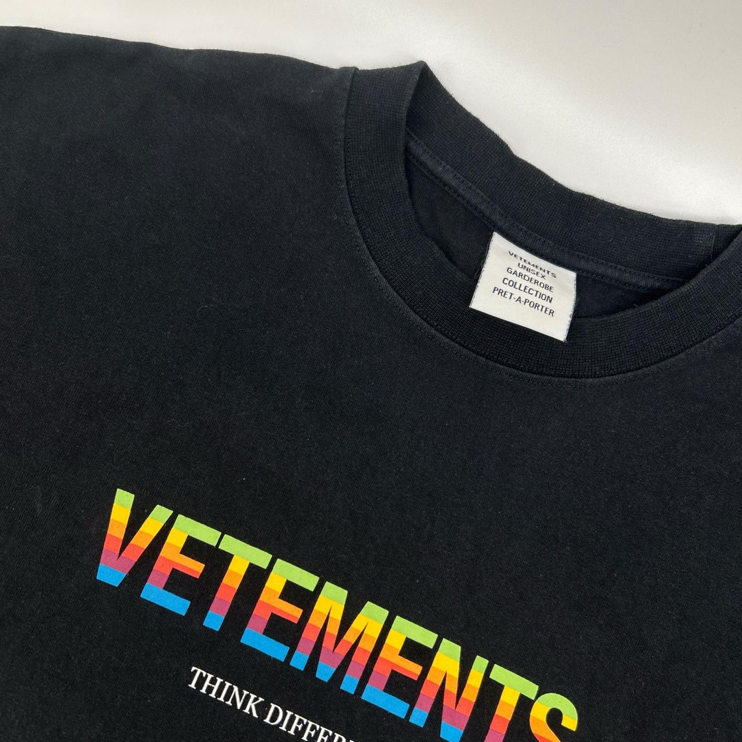 VETEMENTS 维特萌 黑色 彩色徽标印花 短袖T恤 上衣