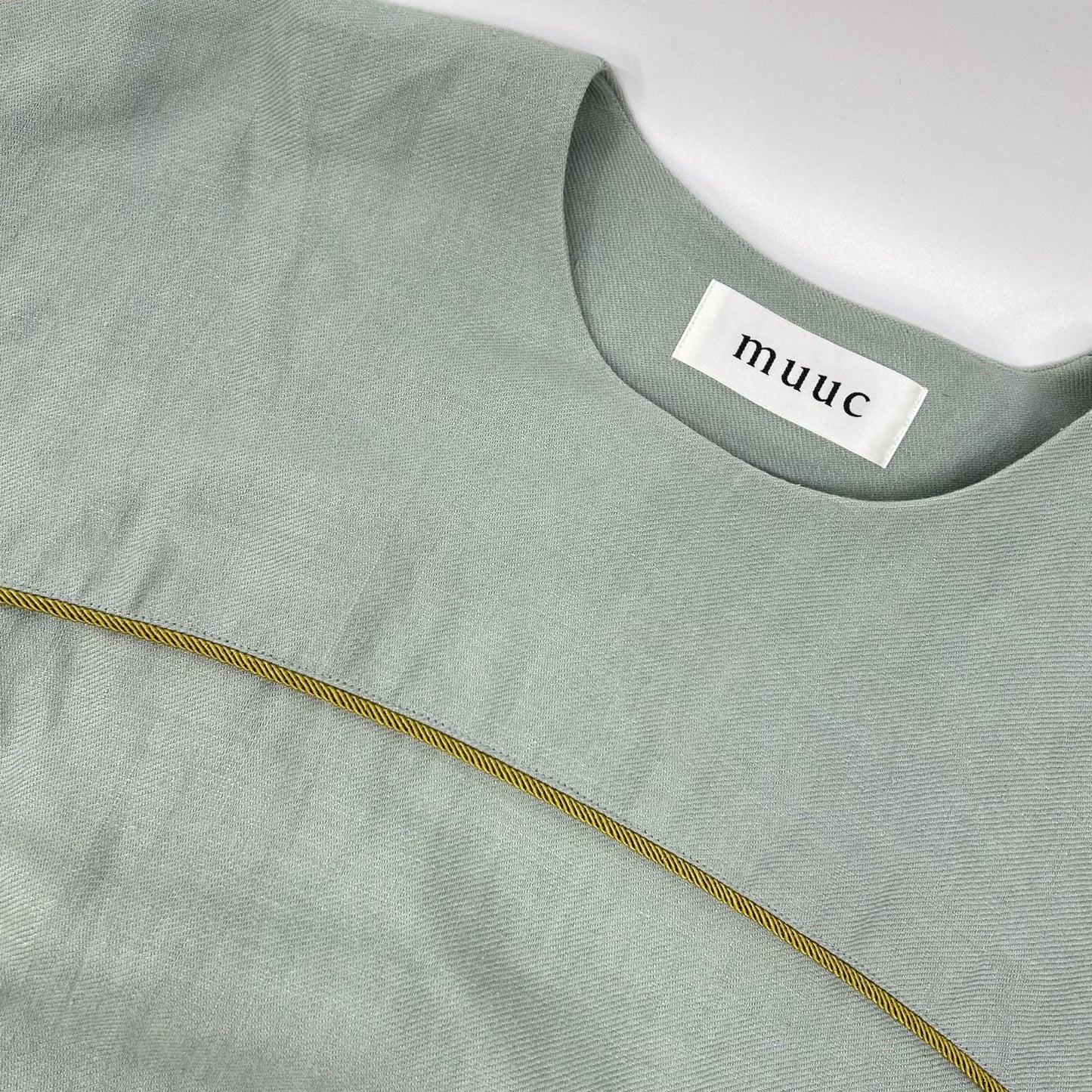 muuc muc603〈Enshu-woven linen-wool fabric〉 Light blue fuchsia flower-embroidered dress
