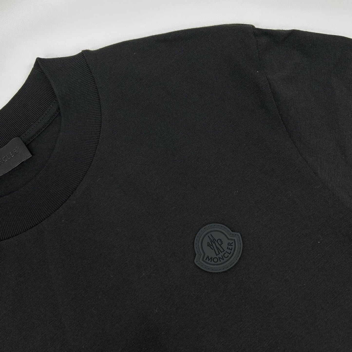 MONCLER モンクレール 22年製 ブラック MAGLIA MANICA LUNGA ラバーロゴロングスリーブカットソー トップス