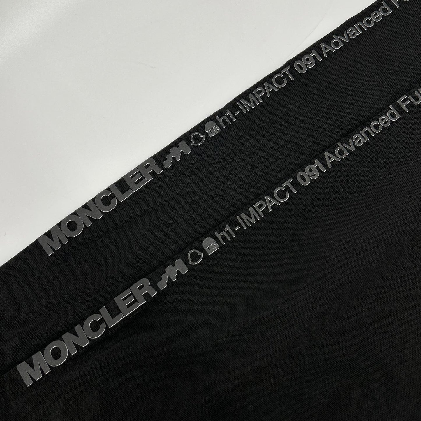 MONCLER モンクレール 22年製 ブラック MAGLIA MANICA LUNGA ラバーロゴロングスリーブカットソー トップス