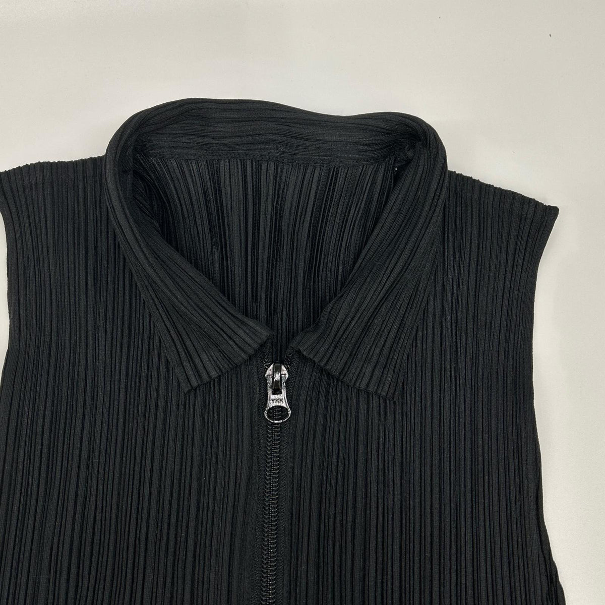 【SALE】 PLEATS PLEASE プリーツプリーズ PP04-JE384 ブラック カラー付きタートルネックノースリーブジップアップ ベスト