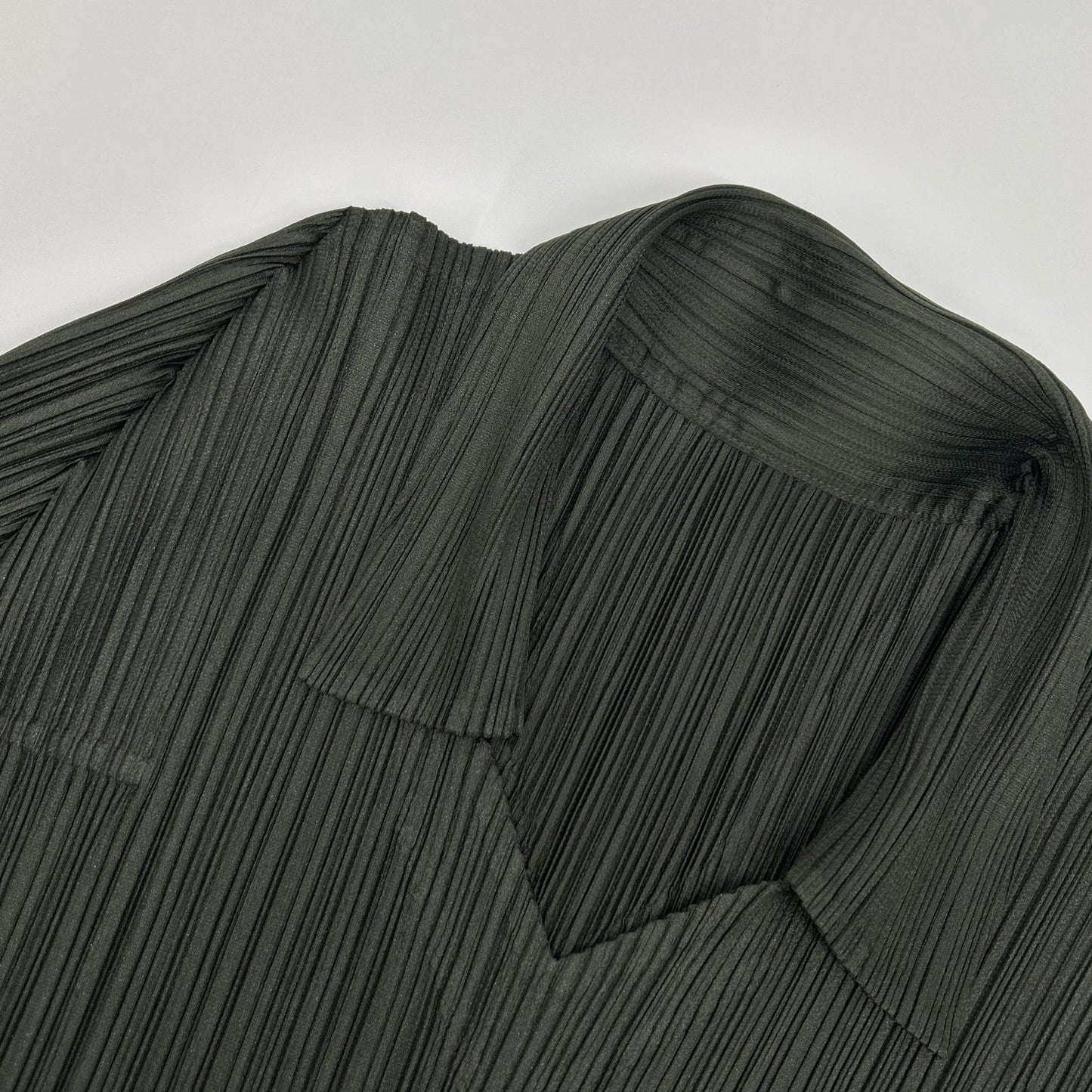 PLEATS PLEASE プリーツプリーズ PP33-JK149 チャコール 襟付きVネック半袖カットソー トップス