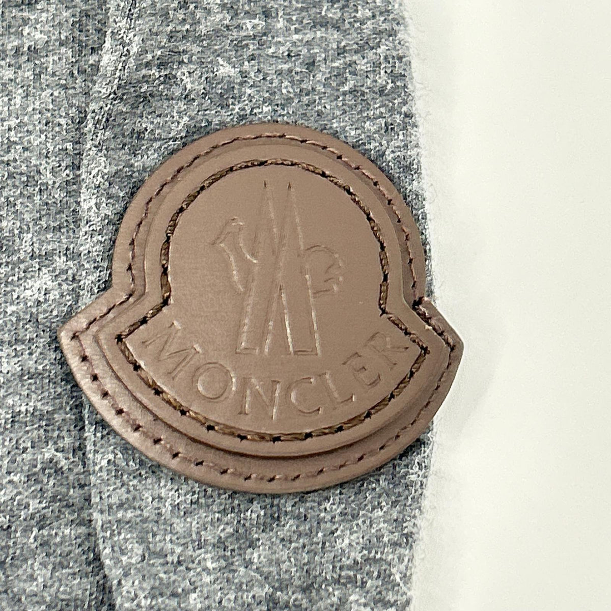 MONCLER モンクレール 24年製 グレー LS TSHIRT レザ-パッチ ロゴプリント長袖カットソー トップス