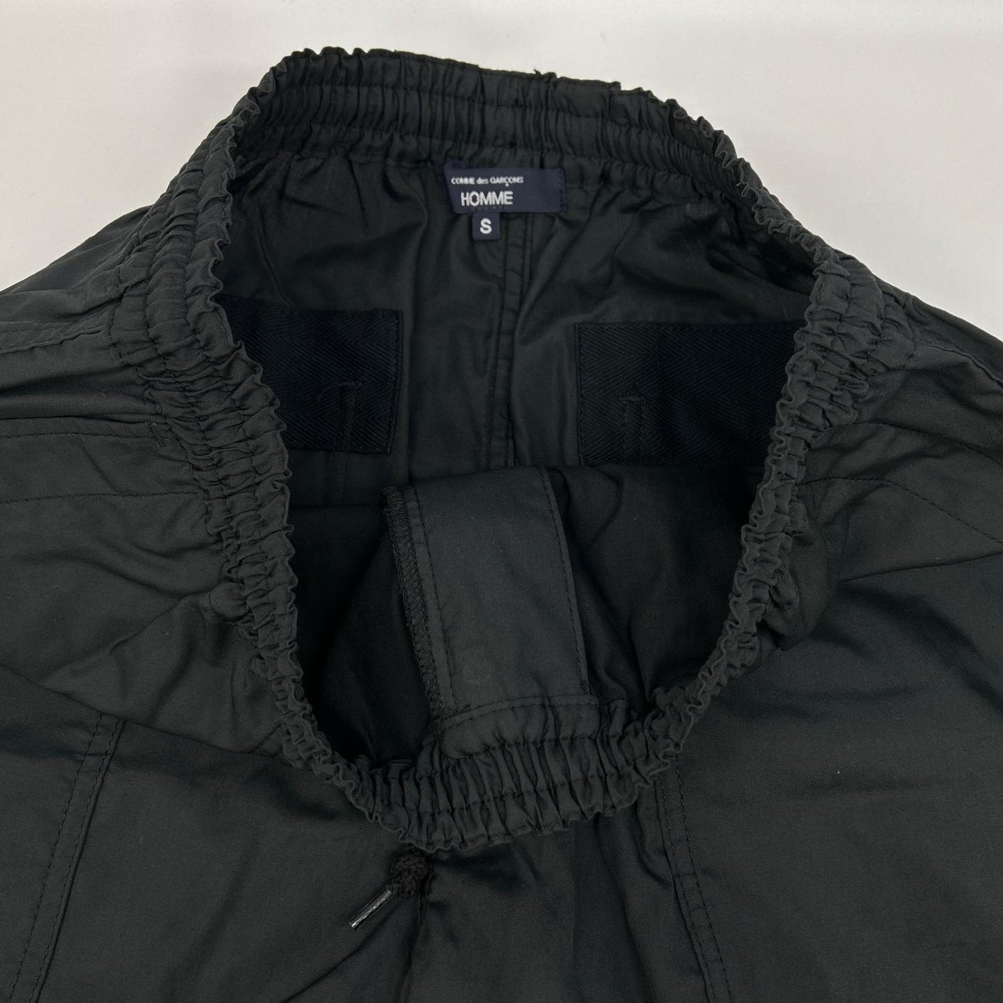 COMMEdesGARCONS HOMME コムデギャルソンオム 26SS HQ-P103 ブラック ドローストリング テーパード 綿ブロードベイカーパンツ ボトムス