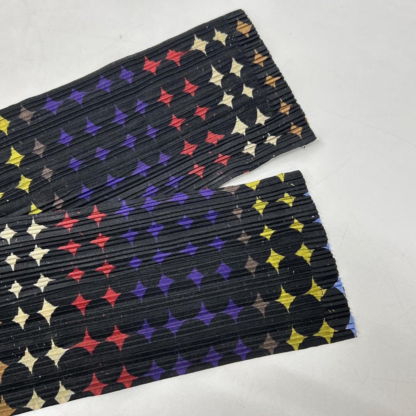 PLEATS PLEASE プリーツプリーズ ブラック×マルチカラー ネオンサイン ハイネックトップス トップス