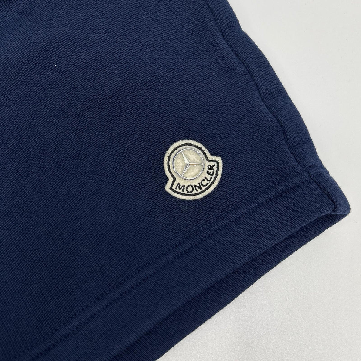 MONCLER モンクレール 【GENIUS】×MERCEDES-BENZ BY NIGO 25SS SHORTS ネイビー×イエロー コットン ロゴ刺繍 スウェットショーツ ボトムス