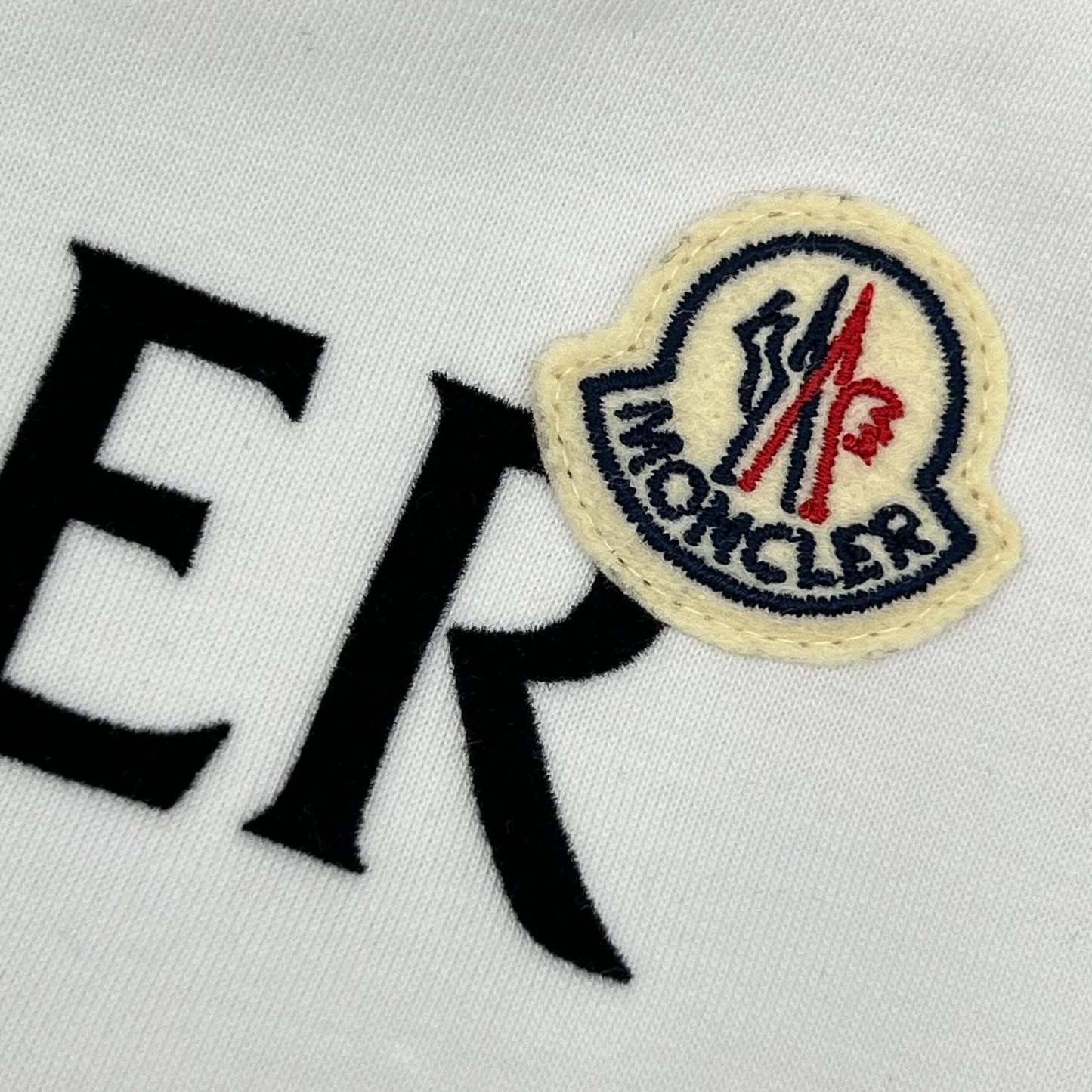 MONCLER モンクレール J20918C00024 ホワイト フロントロゴ ショートスリーブカットソー トップス