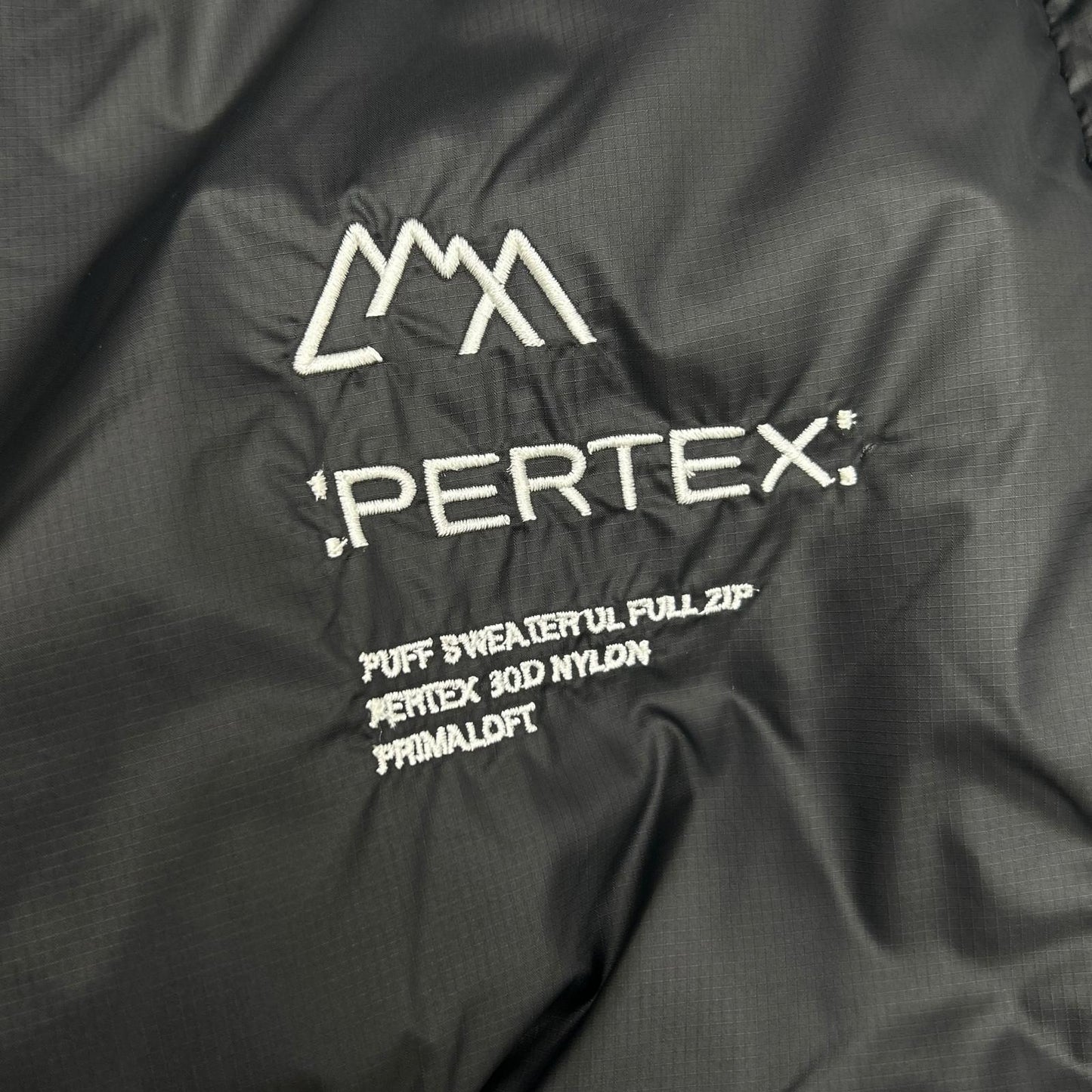 CMF シーエムエフ OUTDOORGARMENT　CMF2502-J08C ブラック PUFF SWEATER UL FULL ZIP ノーカラーパテッドジャケット ジャケット