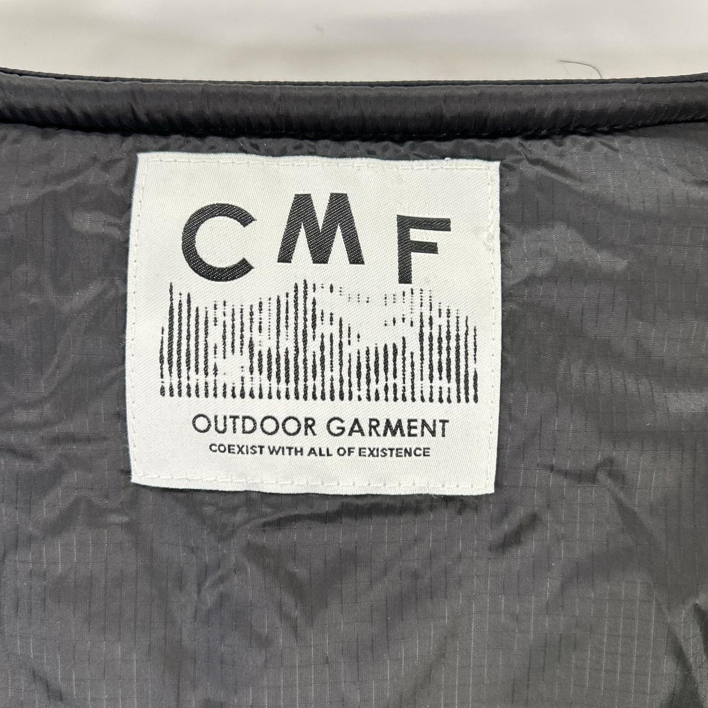 CMF シーエムエフ OUTDOORGARMENT　CMF2502-J08C ブラック PUFF SWEATER UL FULL ZIP ノーカラーパテッドジャケット ジャケット