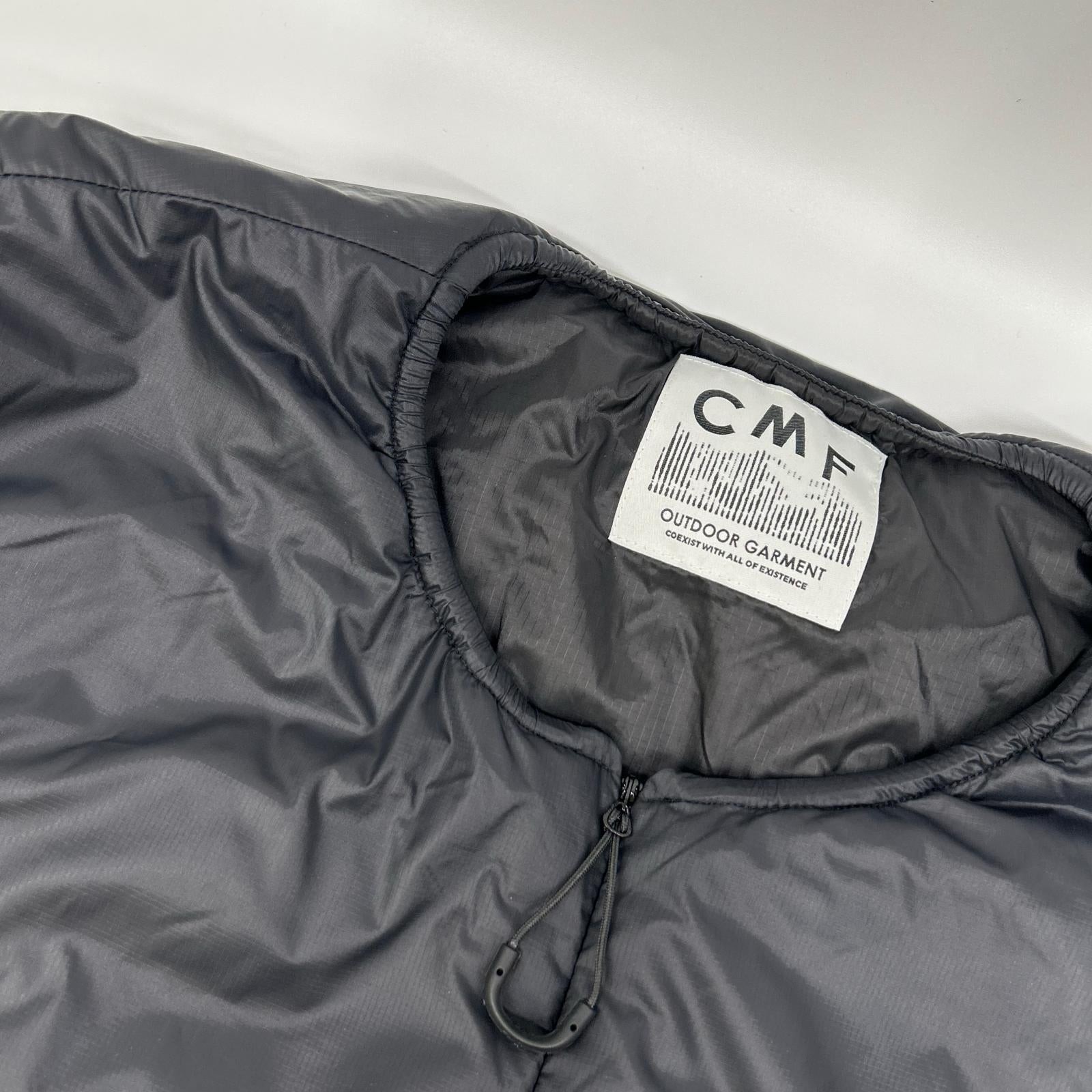 CMF シーエムエフ OUTDOORGARMENT　CMF2502-J08C ブラック PUFF SWEATER UL FULL ZIP ノーカラーパテッドジャケット ジャケット