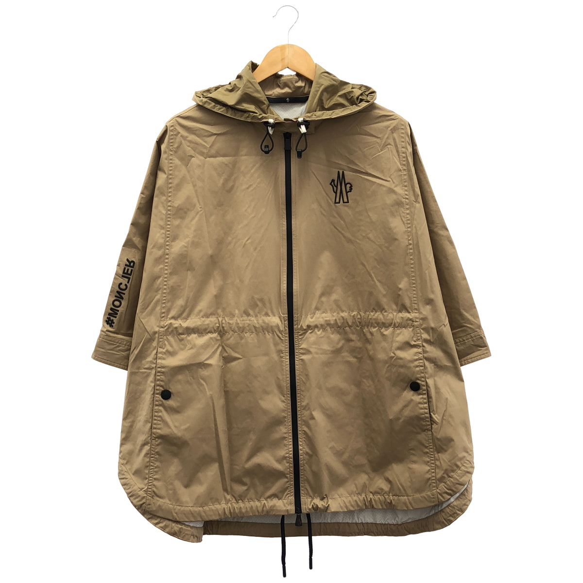 MONCLER モンクレール 【GRENOBLE】23SS VORASSAY ベージュ ナイロン DAY-NAMIC ラバーロゴ フーデッドパッカブルポンチョ トップス