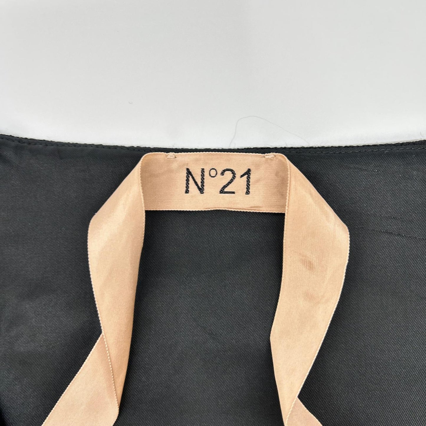 N゜21 ヌメロ ヴェントゥーノ 24AW ブラック フロントリボン ノースリーブ ワンピース トップス
