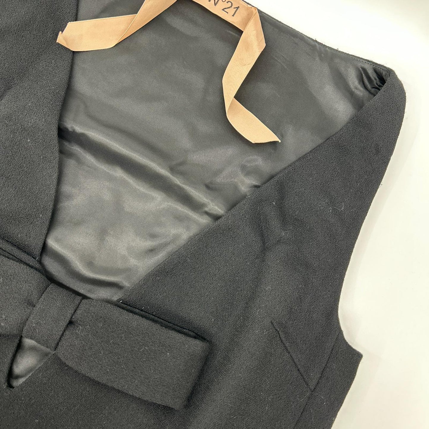 N゜21 ヌメロ ヴェントゥーノ 24AW ブラック フロントリボン ノースリーブ ワンピース トップス