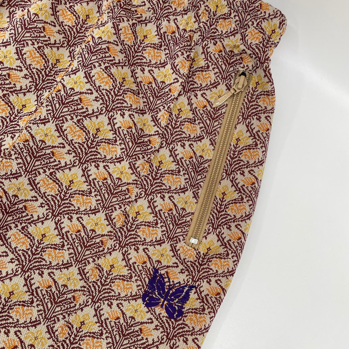 needles ニードルズ MR283 ベージュ ポリエステル パピヨン刺繍 アラベスクジャガード TRACK PANT - POLY JQ ボトムス