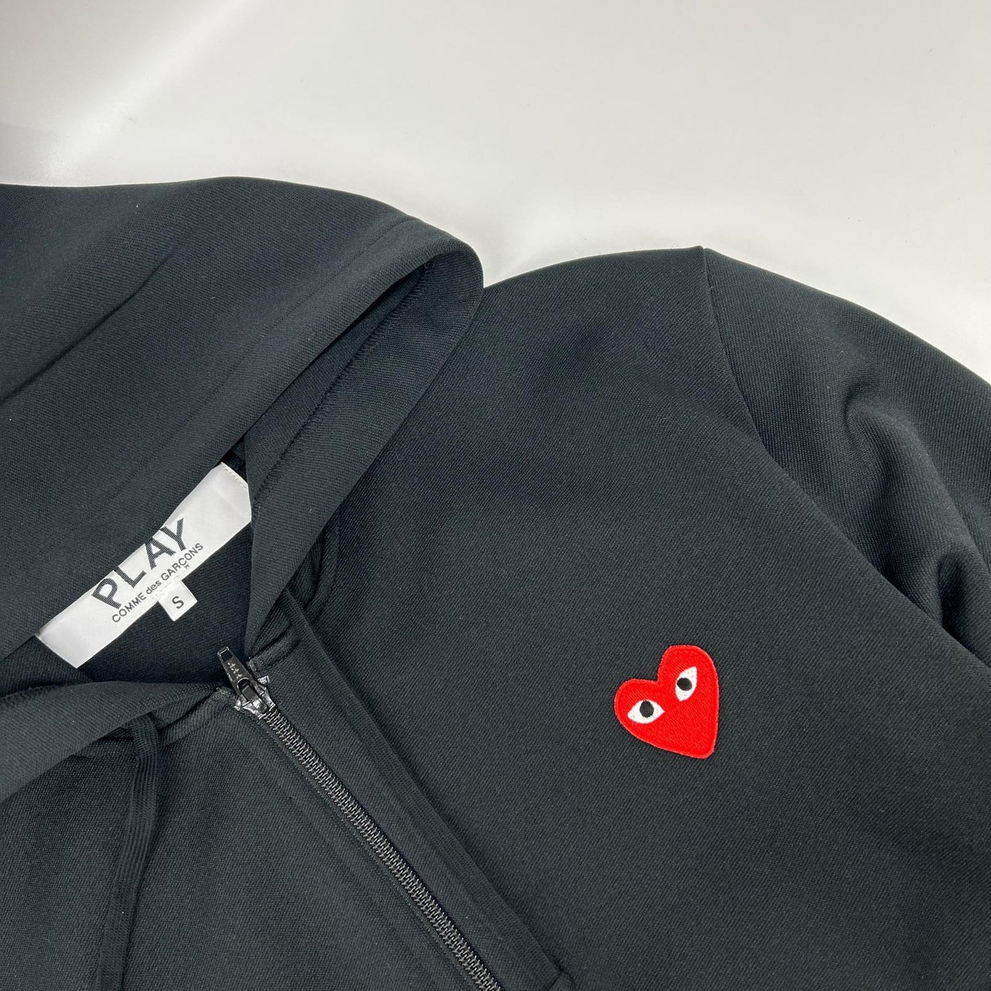 PLAYCOMMEdesGARCONS プレイコムデギャルソン AX-T172 ブラック ポリエステル ハートワッペン ドローストリングジップフーディ トップス