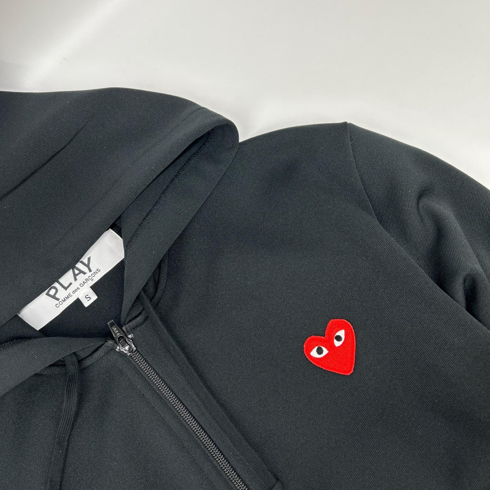PLAYCOMMEdesGARCONS プレイコムデギャルソン AX-T172 ブラック ポリエステル ハートワッペン ドローストリングジップフーディ トップス