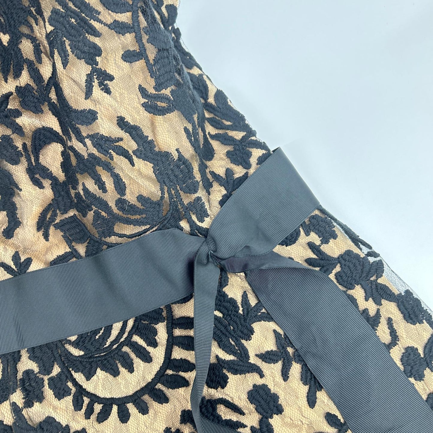 TADASHI SHOJI タダシショージ 3E216L アイボリー ワンショルダー ブラック刺繍レース リボンベルトワンピース ワンピース