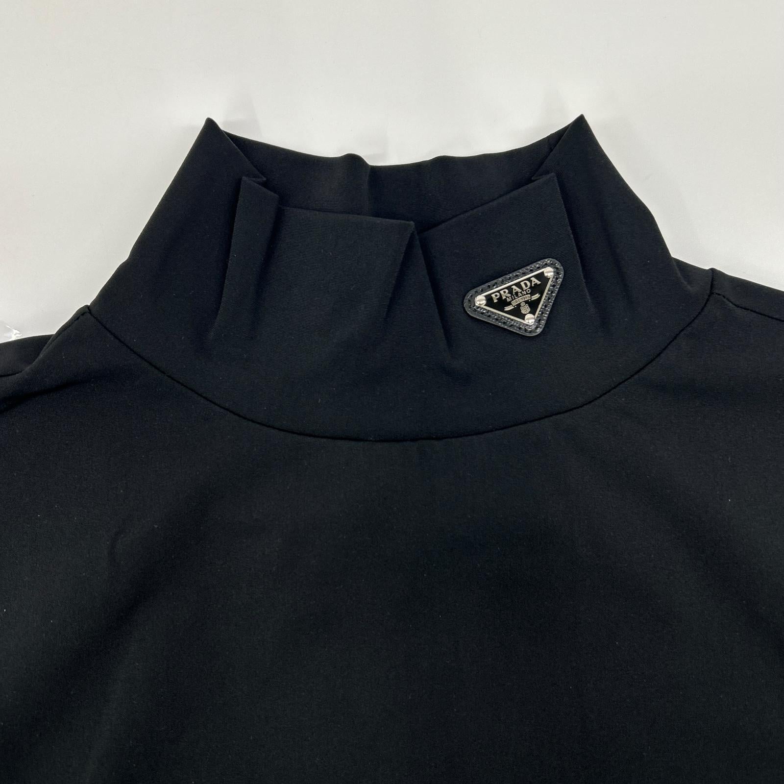 PRADA プラダ 21年製 UJL188 ブラック トライアングルプレート ジオメトリック ストレッチ カットソー トップス
